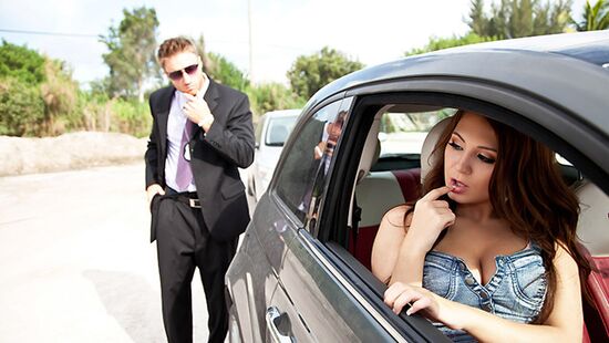 Полицейский трахнул мокрую киску между ног