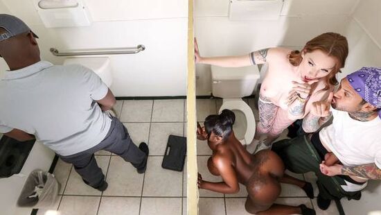 Парень застукал лесбиянок и устроил ЖМЖ секс в туалете