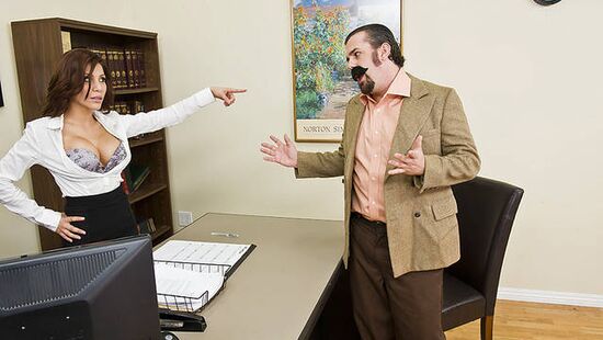 Начальница с большими сиськами делает минет лучшему сотруднику