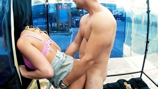 Brazzers - Блондинка наслаждается большим членом в стеклянно кубе