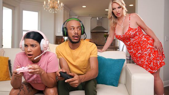 Парень изменил своей девушке с ее похотливой зрелой мачехой